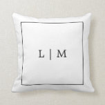 Cojín Decorativo Monograma negro y blanco simple clásico Minimalist<br><div class="desc">Una almohada simple de tiro cuadrado con un diseño moderno y elegante con un monograma de dos letras rodeado por un delgado borde en blanco y negro clásico. Esta moda y elegante almohada de tiro hacen un gran regalo boda para una pareja minimalista.</div>