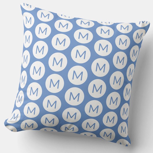Cojín Decorativo Monograma Patrón de círculo inicial Azul Personali (Fun monogram initial pattern polka dot blue and white pillow)