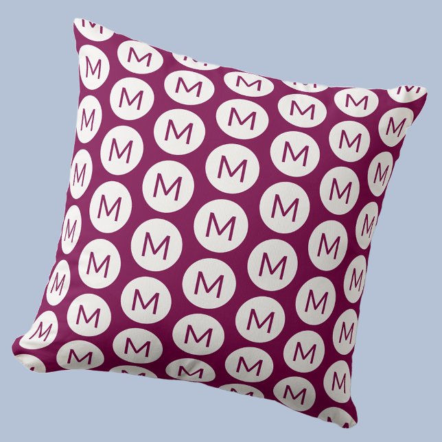 Cojín Decorativo Monograma Patrón de punto inicial Rosa personaliza (Polka dot spot pattern modern monogram initial personalized pillow In cherry pink and white)