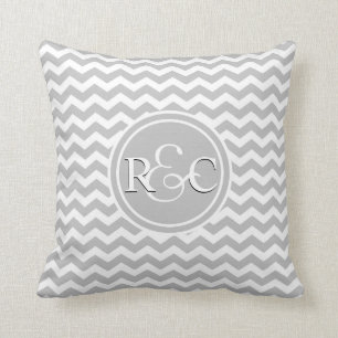 Cojín Decorativo Monograma personalizado Chevron gris de las