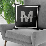 Cojín Decorativo Monograma personalizado de apellido familiar en ne<br><div class="desc">Almohada personalizada con monograma de apellido de familia en blanco y negro. Esta elegante almohada con monograma combina un estilo moderno minimalista, limpio y simple con un ambiente sofisticado y trendy, lo que la convierte en una pieza de acento versátil. Tiene un marco blanco grueso y simple alrededor del monograma...</div>