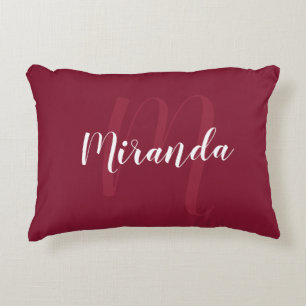 Cojín Decorativo Monograma personalizado moderno y nombre rojo borg
