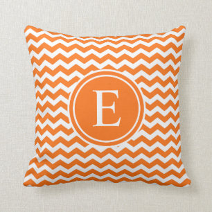 Cojín Decorativo Monograma personalizado naranja de Chevron