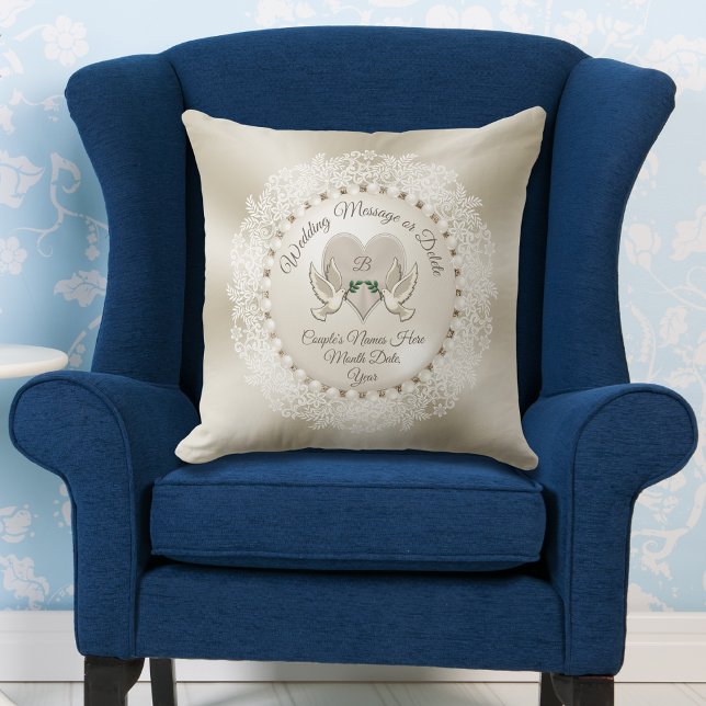 Cojín Decorativo Monograma personalizado, Pearl Bridal Shower Gifts (Wedding present from groom to bride. Personalized wedding gift ideas for bride and groom. Pillow.)