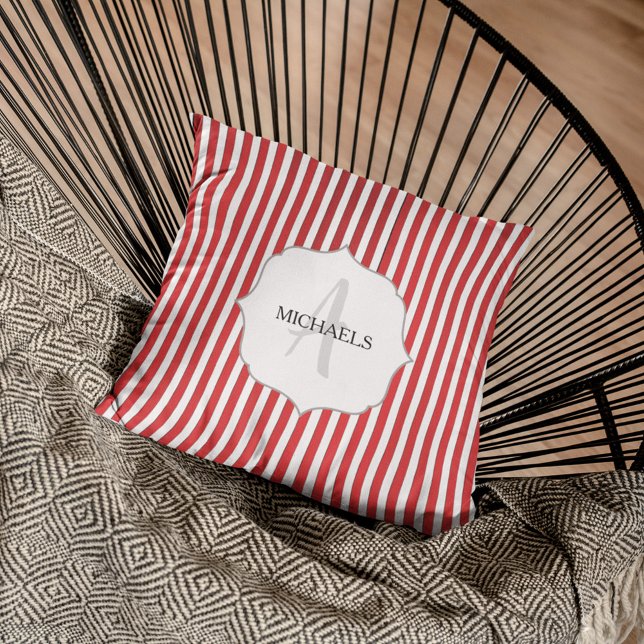 Cojín Decorativo Monograma personalizado rojo y blanco para navidad (Whimsical candy cane striped cute simple monogram throw pillow.)
