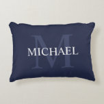 Cojín Decorativo Monograma Personalizado y Nombre Azul Marino<br><div class="desc">Regalo de Monograma Personalizado y Nombre con nombre personalizado en blanco y monograma en azul marino claro como fondo, en estilo de letra serif clásico, sobre fondo azul marino. Perfecto como regalo de vacaciones, favores de reunión familiar, regalo de inauguración de casa, regalo de boda y regalo para cualquier ocasión...</div>
