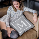 Cojín Decorativo Monograma personalizar sobre gris<br><div class="desc">Monograma personalizar sobre almohada de tiro gris. Personalizar y personalización reemplazando el inicial como se desea.</div>