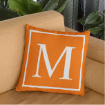 Cojín Decorativo Monograma personalizar sobre naranja brillante<br><div class="desc">Monograma personalizar sobre almohada de lanzamiento de naranja brillante. Personalizar y personalización reemplazando el inicial como se desee.</div>