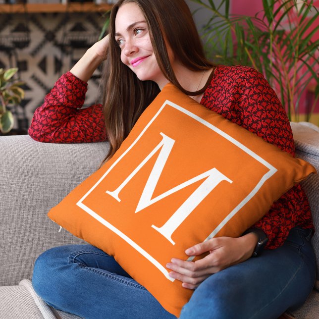 Cojín Decorativo Monograma personalizar sobre naranja brillante (Customize monogram on bright orange throw pillow)