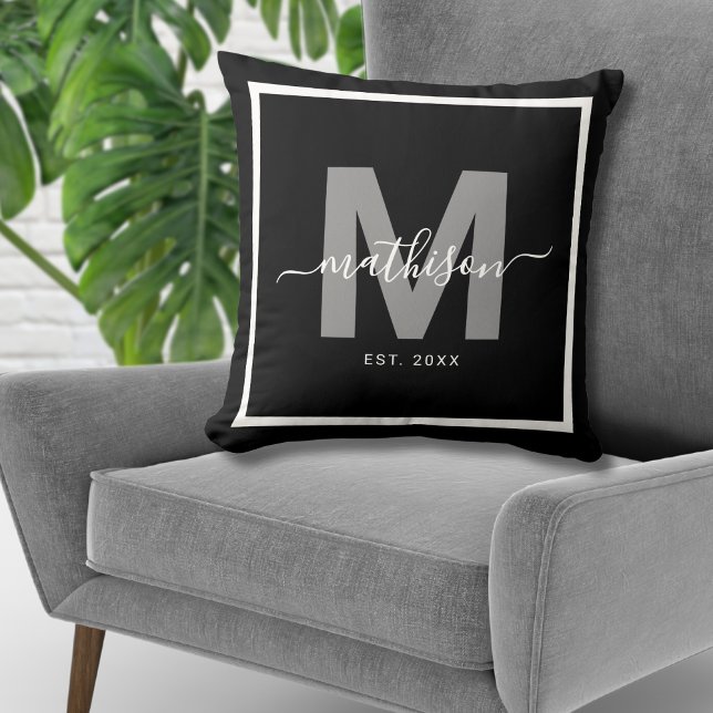 Cojín Decorativo Monograma recién casado de nombre familiar negro (Family Name Black Newlywed Monogram Throw Pillow )