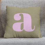 Cojín Decorativo Monograma retro simple de aceitunas y lamas negrit<br><div class="desc">Cojín decorativo inicial simple de olivo y lila negrita negrita retro monograma</div>