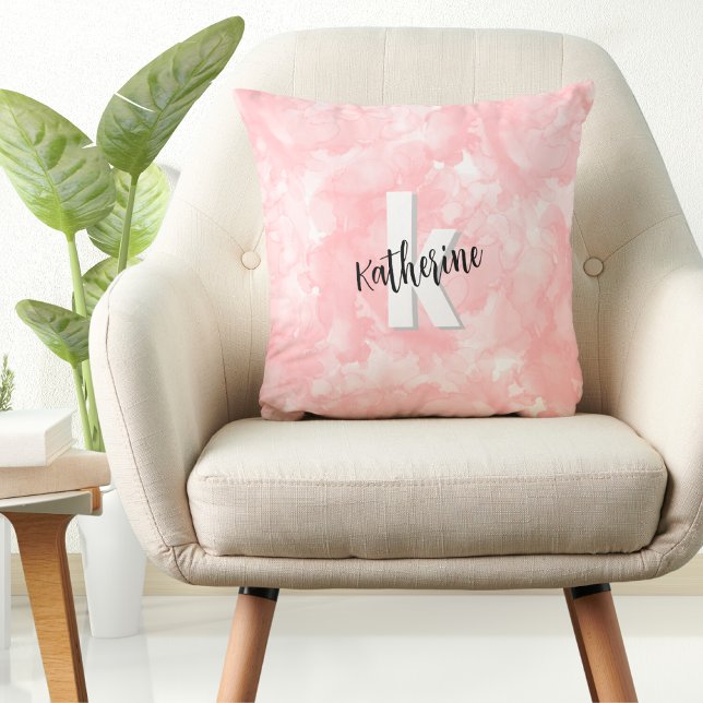 Cojín Decorativo Monograma rosa acuarela moderna (Modern Girly Watercolor Pink Monogram Throw Pillow)