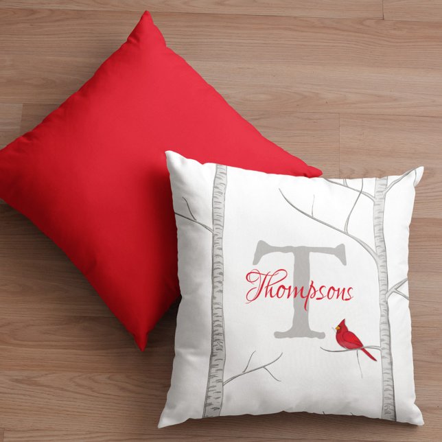 Cojín Decorativo Monograma simple botánico Cardenal rojo invernal (Monogrammed Red Cardinal Simple birch tree throw pillow)