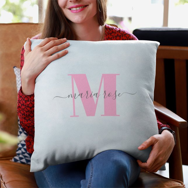 Cojín Decorativo Monograma simple rosa y azul (Pink Monogram simple script throw pillow)