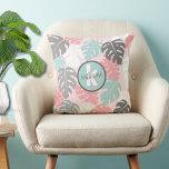 Cojín Decorativo Monograma tropical Inital<br><div class="desc">Este moderno estampado de hojas de monastera, adornado con suaves rosados, verde azulado (casi un verde marino), blanco y gris, invita a la tranquilidad y a la elegancia contemporánea. Este patrón sirve como un complemento elegante y versátil a su vida. Personalizar el monograma y nombre por su cuenta (puede usar...</div>