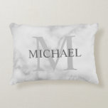 Cojín Decorativo Monograma y nombre personalizados de mármol blanco<br><div class="desc">El Monograma y Regalo de Nombre Personalizado presenta un nombre personalizado en gris y monograma en gris claro como fondo, en estilo de fuente serif clásico, sobre fondo de mármol blanco. Perfecto como regalo de vacaciones, favores para reuniones familiares, regalo para el hogar, regalo de boda y regalo para cualquier...</div>