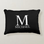 Cojín Decorativo Monograma y nombre personalizados de negro<br><div class="desc">El Monograma y Regalo de nombres personalizados incluye un monograma personalizado y un nombre con el estilo de letra serif clásico blanco sobre fondo negro. Perfecto como regalo de vacaciones,  favores para reuniones familiares,  regalo para el hogar,  regalo de boda y regalo para cualquier ocasión especial.</div>