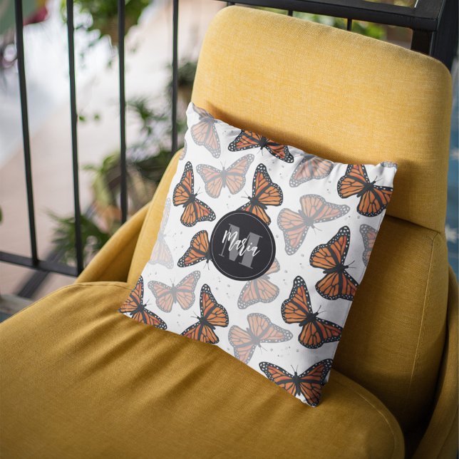 Cojín Decorativo Monogramada de mariposa monarca moderna y elegante (Elegant monarch butterfly monogram throw pillow with personalized nature design.)