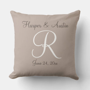 Cojín decorativo monogramado de recién casados