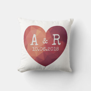 Cojín Decorativo Monogramas de pareja de corazón rojo moderno y fec