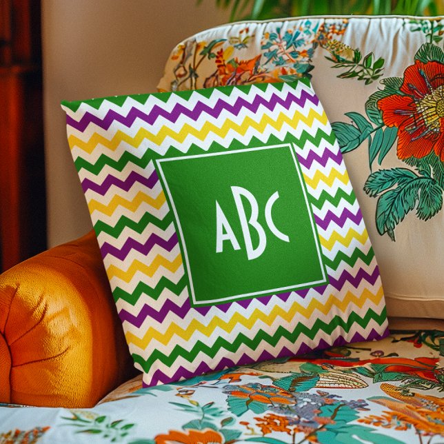 Cojín Decorativo Monogramo verde Mardi Gras Zigzag (Green Monogrammed Mardi Gras Zigzag Throw Pillow)