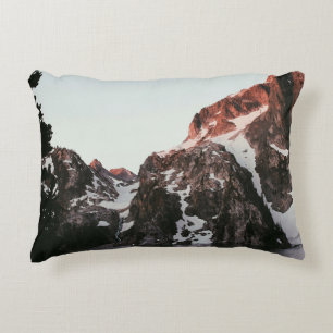 COJÍN DECORATIVO MONTAÑA CUBIERTA CON NIEVE EN EL CUERPO DEL AGUA