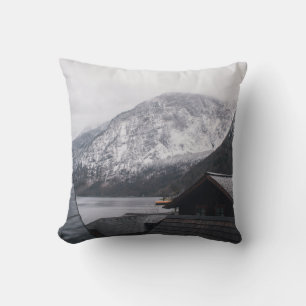 COJÍN DECORATIVO MONTAÑA CUBIERTA DE NIEVE CERCA DEL CUERPO DEL AGU