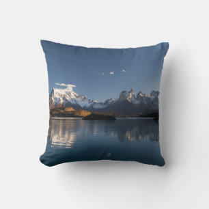 COJÍN DECORATIVO MONTAÑA CUBIERTA DE NIEVE EN FOTOGRAFÍA REFLECTIVA