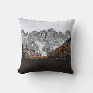 COJÍN DECORATIVO MONTAÑA GRIS ROCKY CON ÁRBOLES POR DEBAJO DEL DÍA