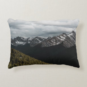 COJÍN DECORATIVO MONTAÑA GRIS ROCKY DE NIEVE EN EL CIELO DE COLOR D