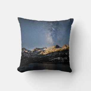 COJÍN DECORATIVO MONTAÑA MARRÓN Y NEGRO BAJO CIELO GRIS