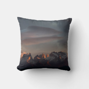 COJÍN DECORATIVO MONTAÑA ROCA BAJO NUBES GRIS