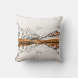 COJÍN DECORATIVO MONTAÑA ROCKY CAPPEADA DE NIEVE BAJO EL CIELO DE C