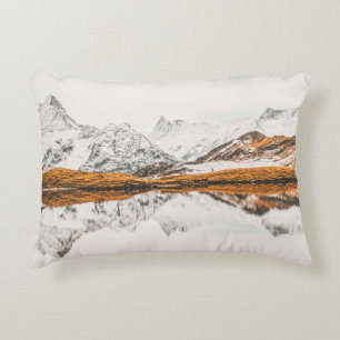 COJÍN DECORATIVO MONTAÑA ROCKY CAPPEADA DE NIEVE BAJO EL CIELO DE C