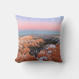 COJÍN DECORATIVO MONTAÑA ROCKY MARRÓN BAJO CIELO AZUL