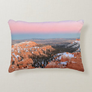 COJÍN DECORATIVO MONTAÑA ROCKY MARRÓN BAJO CIELO AZUL