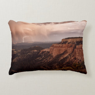 COJÍN DECORATIVO MONTAÑA ROCOSA MARRÓN BAJO CIELO DE COLOR DURANT
