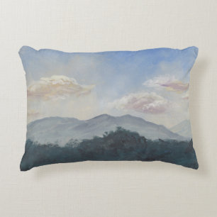 Cojín Decorativo Montañas Azules Gouache: Vibrante escena natural