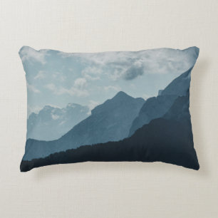 COJÍN DECORATIVO MONTAÑAS BAJO CIELO BLANCO
