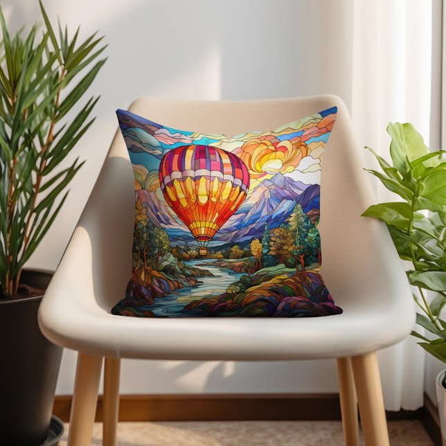 Cojín Decorativo Montañas de globo aerostático de vidrio manchado (Hot air balloon decorator pillow)