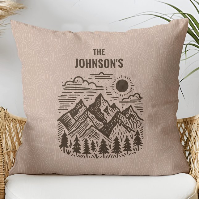 Cojín Decorativo Montañas modernas rústicas personalizadas (Rustic Modern Mountains with Faux Wood Texture Custom Family Name Throw Pillow)