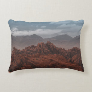 COJÍN DECORATIVO MONTAÑAS ROCAS BAJO CIELOS GRIS