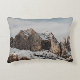 COJÍN DECORATIVO MONTAÑAS ROCOSAS CERCA DE PINOS