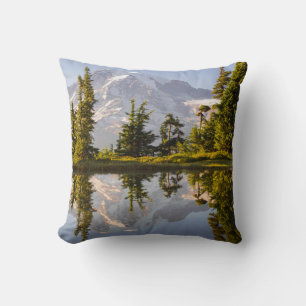 Cojín Decorativo Monte Rainier reflejado en un tarn cerca de Plumme