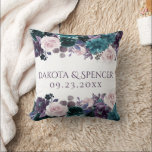 Cojín Decorativo Moody Boho | Boda Floral Púrpura Mauve Eggplant<br><div class="desc">La temática moderna, oscura y monótona, pintada a mano, presenta un tono jocoso de berenjena morado, ciruela, malva y acuarela verde azulada oscura, ramo floral adornado con laurel botánico y acentos violetas profundos. De la colección "Boho Bloom", esta disposición incluye un rico ramo de flores silvestres bohemias con flores radiantes...</div>