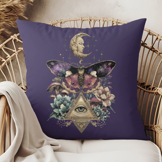 Cojín Decorativo Moonlight Vision Moth – Celestial Lunar  (Moonlight Vision Moth – Celestial Lunar Throw Pillow in a boho rattan armchair)