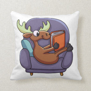 Cojín Decorativo Moose leyendo un libro en un sofá elegir color de