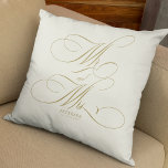 Cojín Decorativo Mr. and Mrs. gold script boda personalizado<br><div class="desc">Elegante guión clásico falso oro Mr. y Mrs. boda crema almohada de marfil personalizada con apellido y fecha boda.</div>