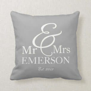 Cojín Decorativo "Mr & Mrs." gris y blanco personalizado