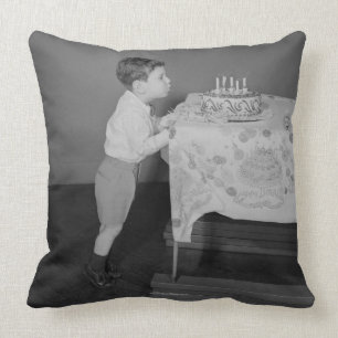 Cojín Decorativo Muchacho que sopla hacia fuera velas